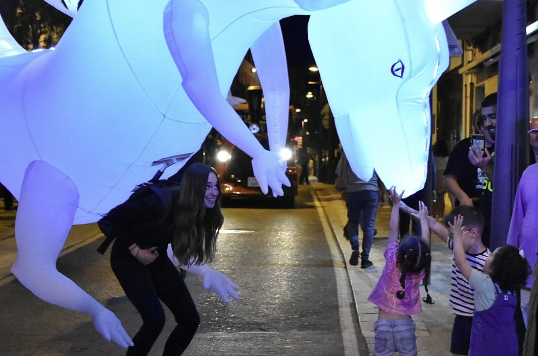 Dragón saludando a niña